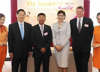 Chartsiri Sophonpanich (2nd left), President, Bangkok Bank Public Company Limited, Pandit Chanapai (3rd left), THAI Executive Vice President, Commercial, Tony Shale (2nd right), CEO, Asia, Euromoney Institutional Investor, and Wasukarn Visansawatdi (3rd right), THAI Executive Vice President, Finance and Accounting.